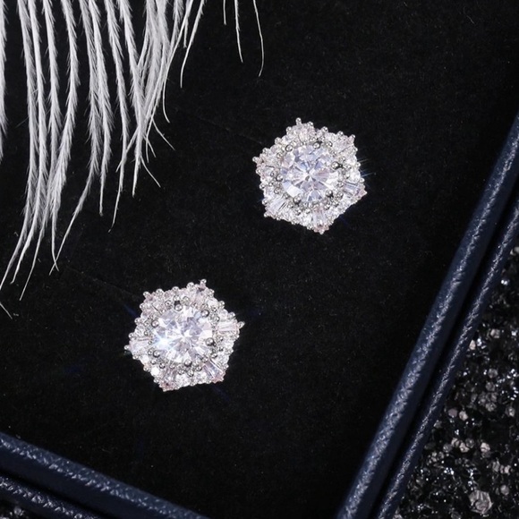 18K white gold hexagon halo stud earrings - Picture 7 of 7